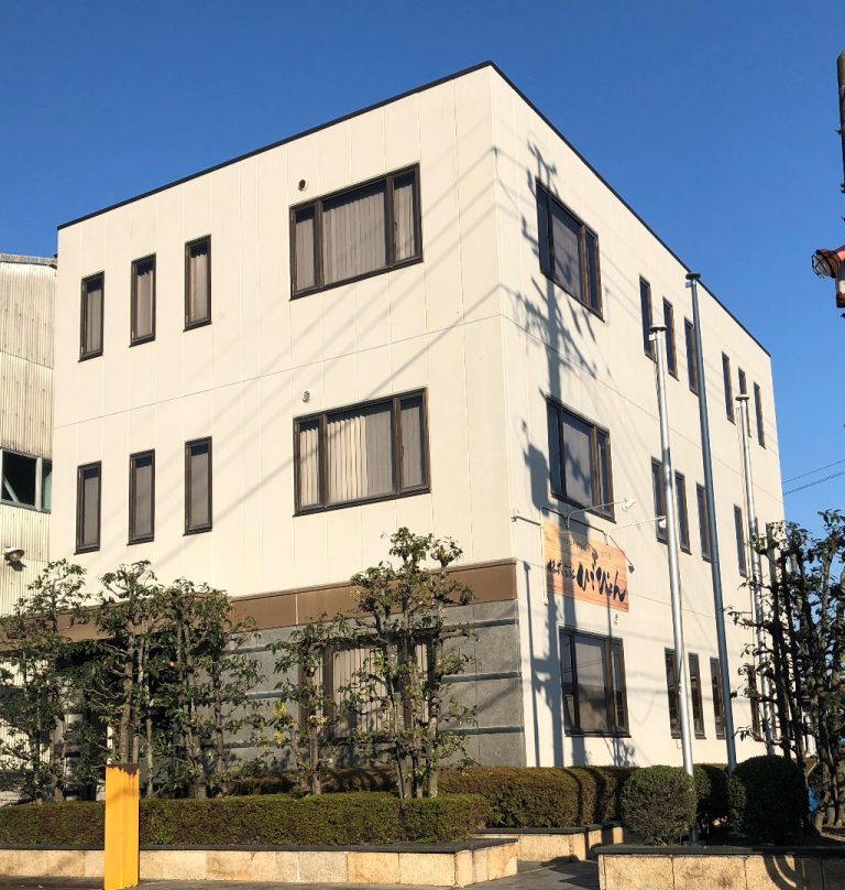 本社外観-768x808